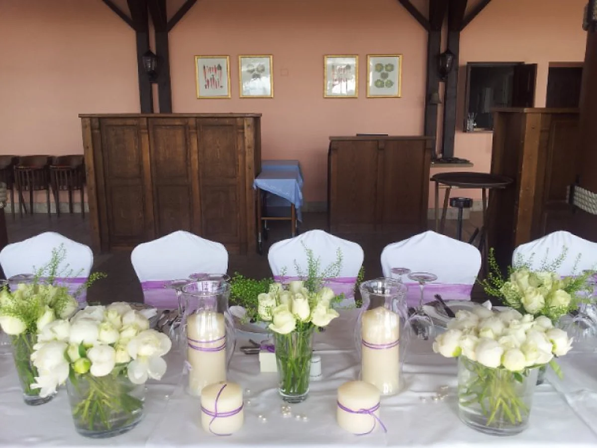 Wedding table with white flowers and candles